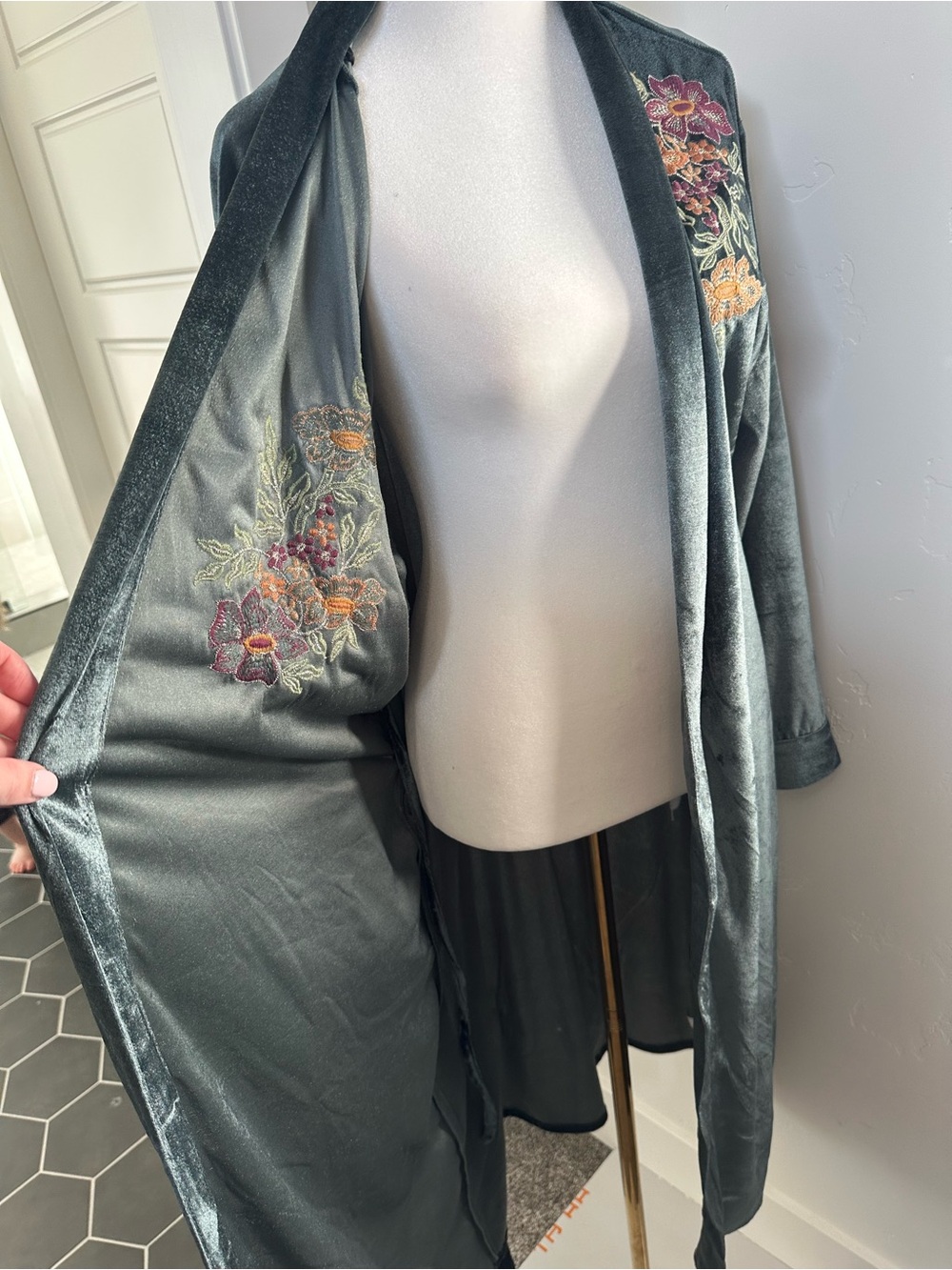 NEW- World Market- Women's Velvet Floral Embroidered Robe - Picture 8 of 8